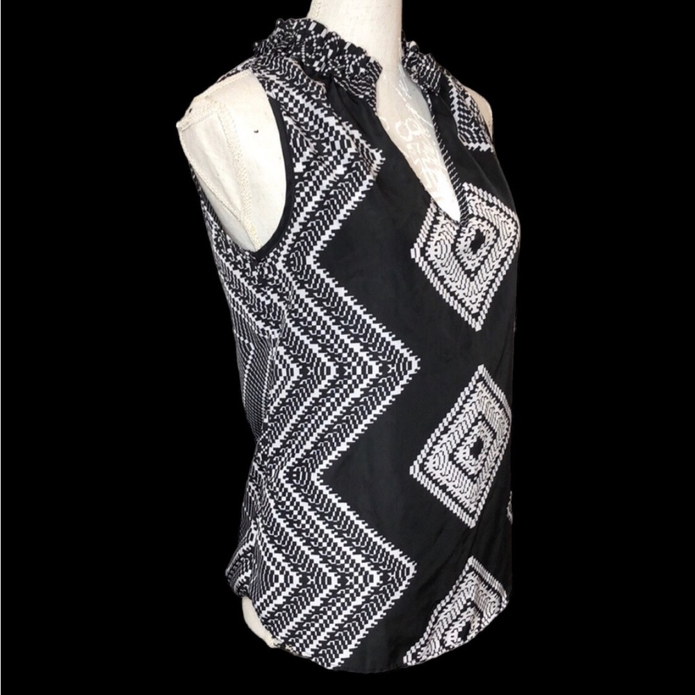 Sleeveless Geometric Black and White V-neck Tank Top Size S - Picture 2 of 6
